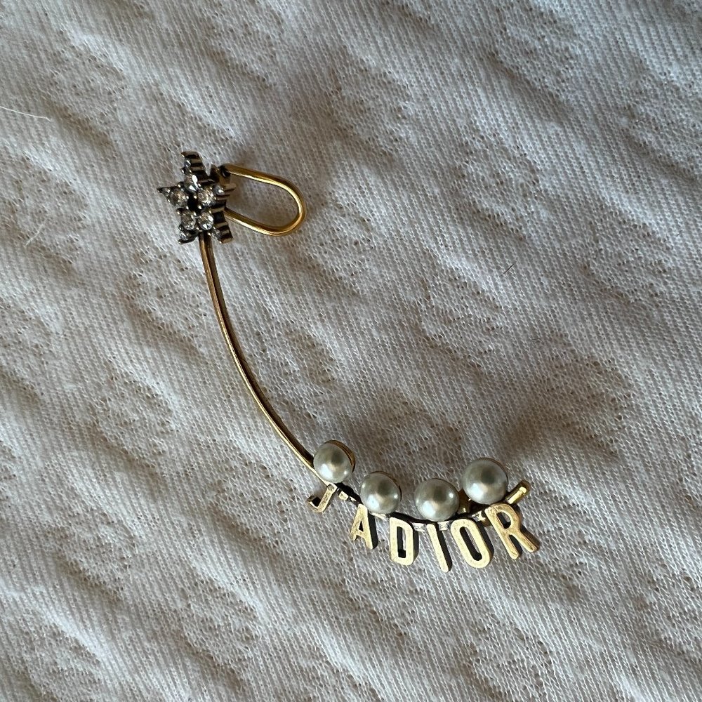 Christian Dior pieced logo pearl earring cuff